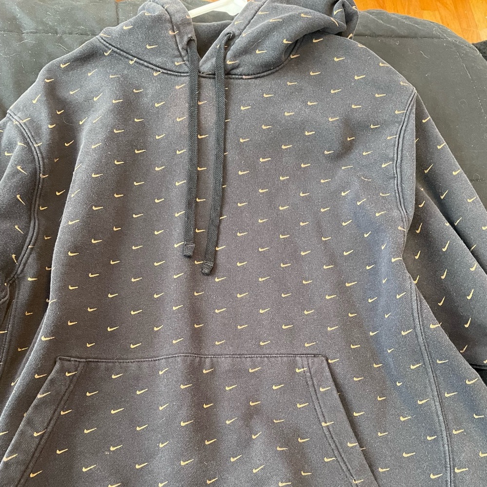Mens large cute black Nike hoodie with gold swooshes